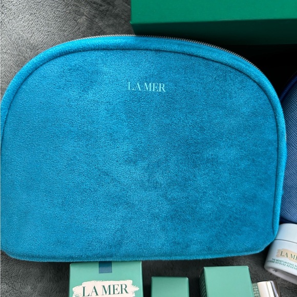 La Mer Skincare Set with Blue and Teal Pouches - Picture 2 of 11